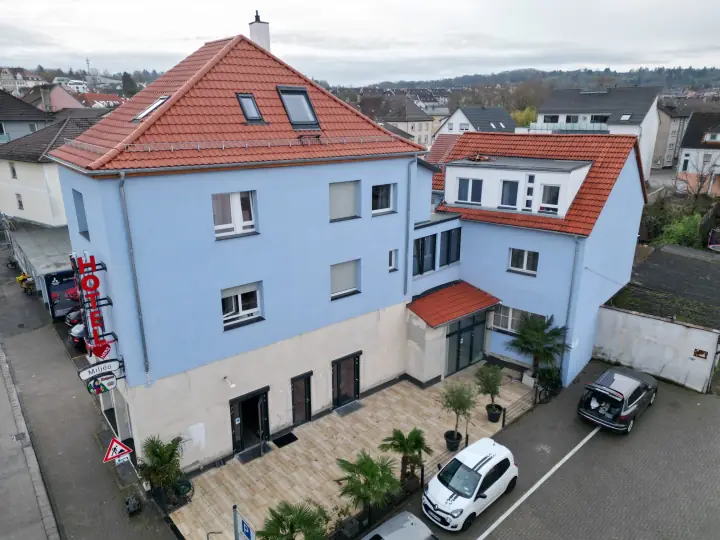 Hotel mit Terrasse und Palmen