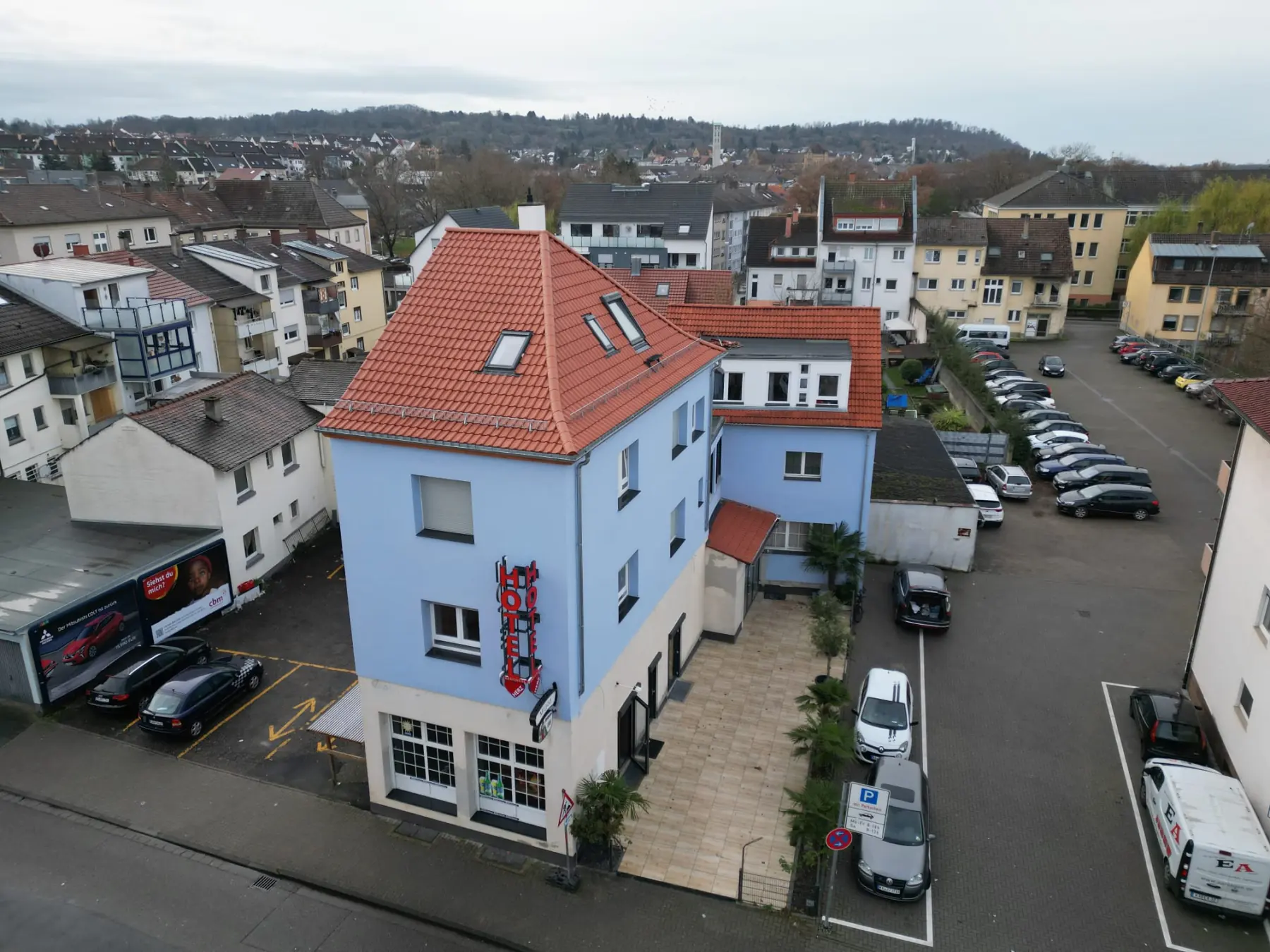 Das Hotel von oben mit Parkplätzen und Blick über Bruchsal